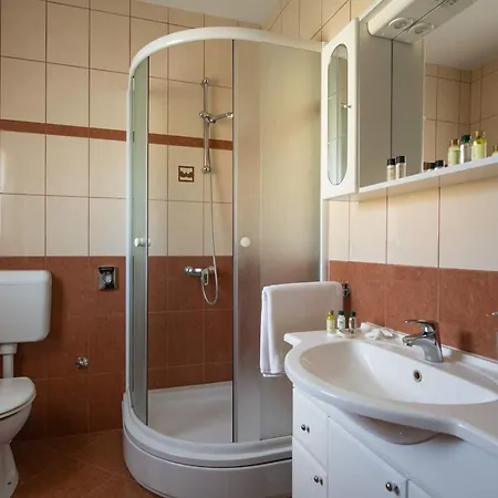 Lara Apartmán *